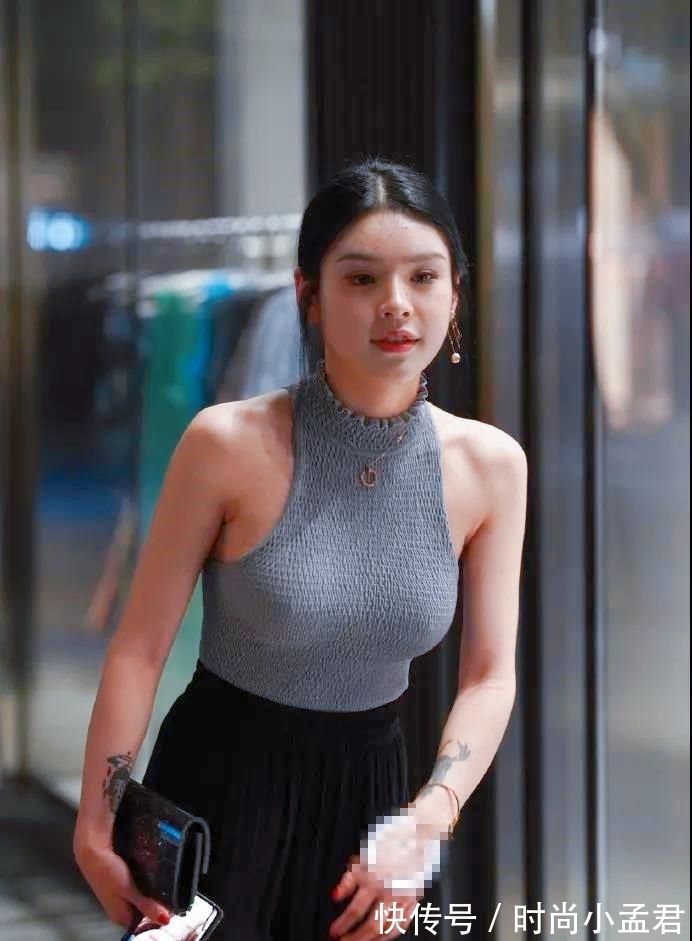 阔腿裤 灰色无袖衫搭配黑色阔腿裤，这个真洋气，时髦还显气质