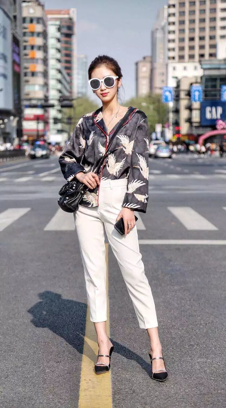街拍|街拍:浪漫的蕾丝元素,绝对是优雅女性的最爱了