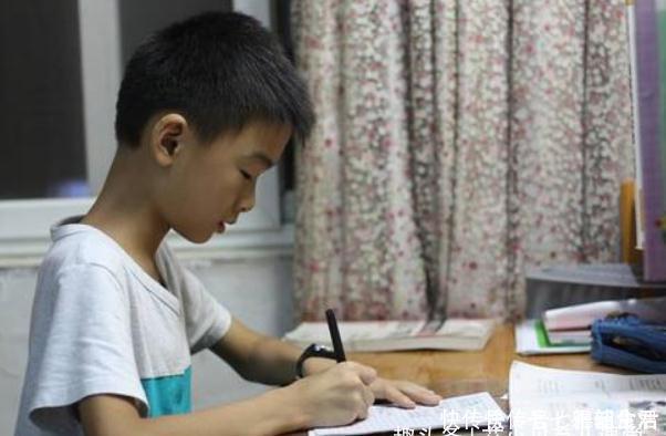 孩子作业拖到半夜没写完，父母用“三只青蛙”法则，再不愁娃作业