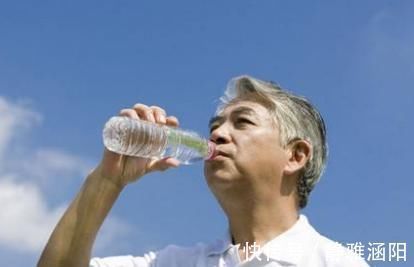 营养物质|专家说:白开水是免费的“长寿药”,但此2个时间段最好不要喝
