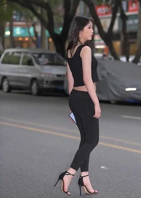 打底裤展现青春色彩，穿出时尚自然美，轻盈飘逸