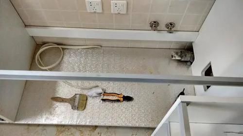 后背板|邻居家安装的橱柜没有后背板,回家后发现我家的也没有,装错了?