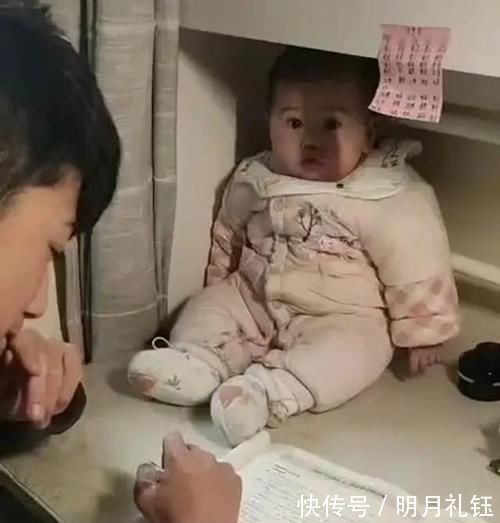 跑跑跑|哥哥写作业遇到难题,便把妹妹拎来做“吉祥物”,妹妹:我太难了