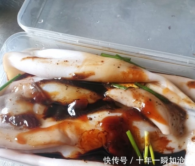 鱿鱼黑豆糯米饭，鱿鱼控的最爱，吃起来超满足