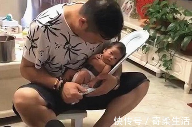 小宝宝|姥爷凝视小外孙半小时,目光慈爱又温柔,却换来了一个“大白眼”