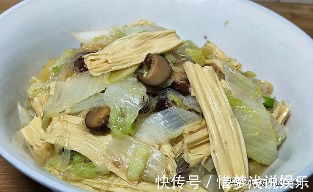 解馋|1个白菜,2根腐竹,教你最好吃的做法,比大鱼大肉都香,真解馋