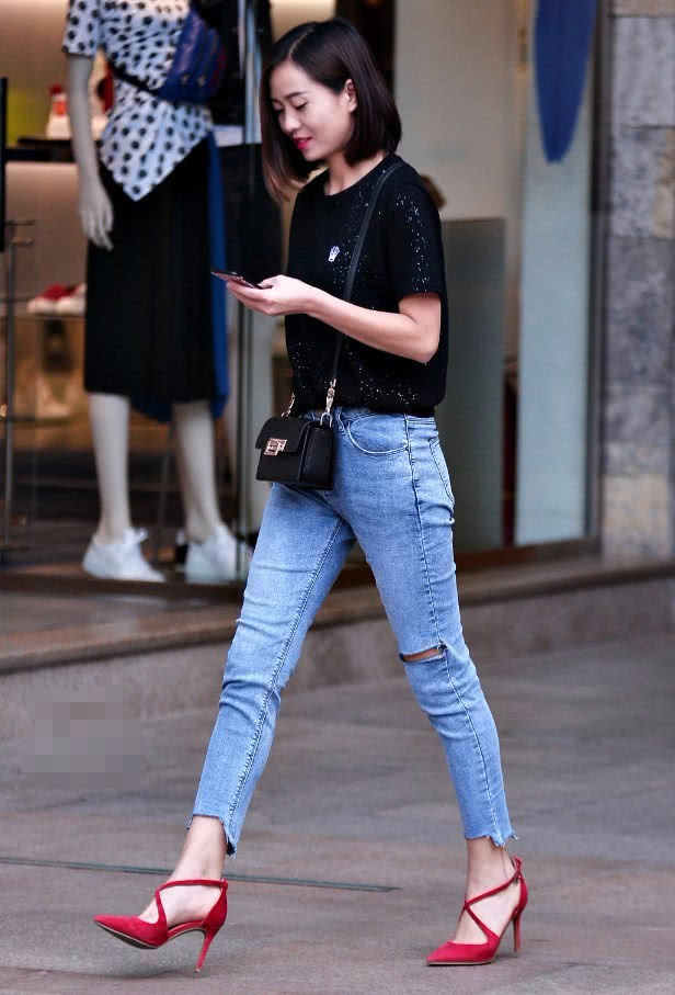 高跟鞋 新的牛仔裤“左边比右边就多一岁”,搭配红色高跟真的是绝配!
