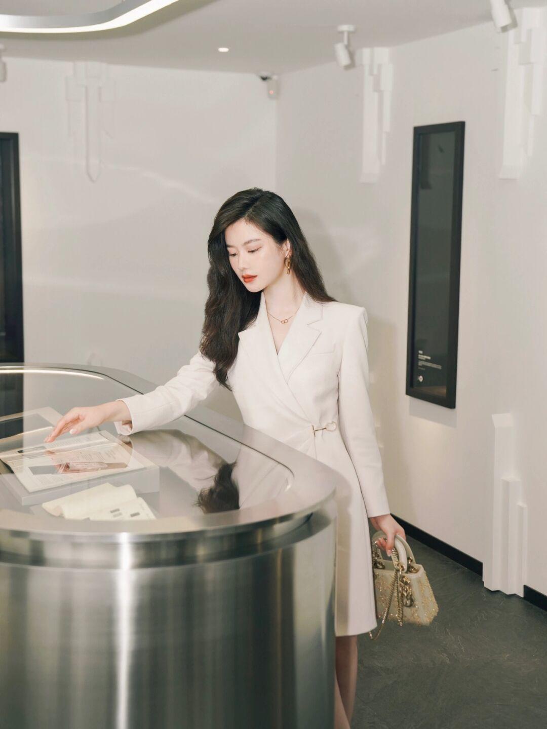 技巧|40+女人不要再穿“基础款西装”了,建议记住这几个技巧,超洋气