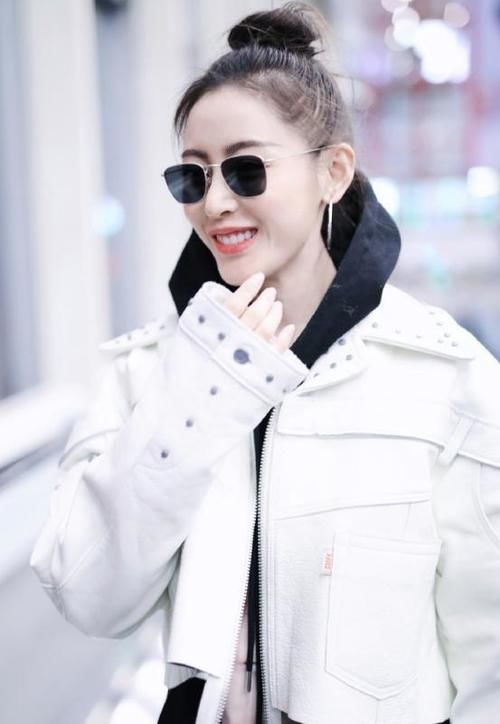 五官|被小姐姐的气质给征服了，短款外套搭配紧身裤，五官也很精致
