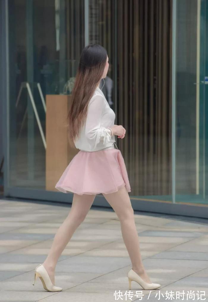 清新|街拍:打扮很清新很靓丽的美女,干净整洁的气质,多了几分淑女气质