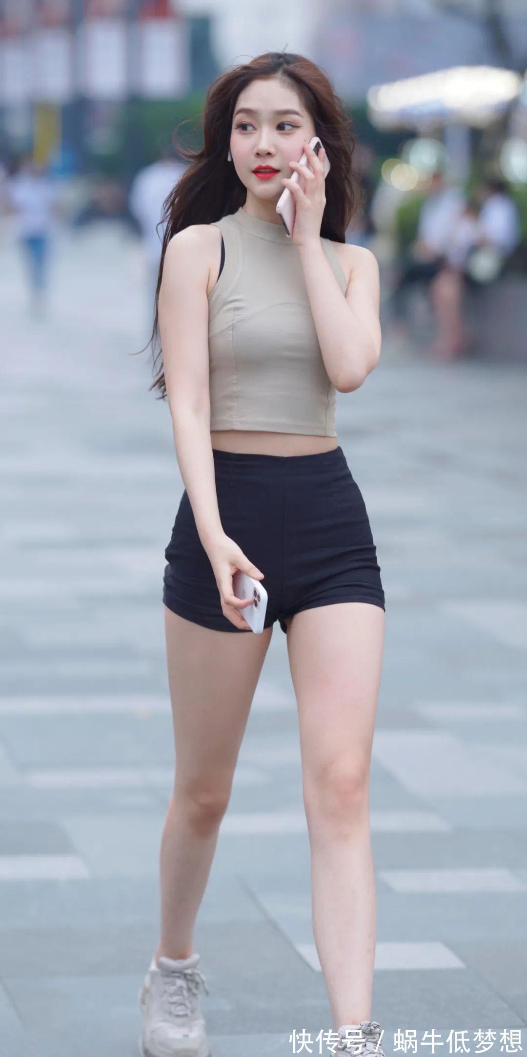 紧身衣|街拍：腰细得迷人！一枚甜美又活泼可爱的小姐姐，彰显潮流和个性