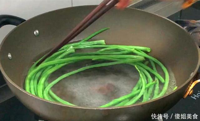 豆角|夏天我家豆角从不炒着吃,煎一煎8分钟就上桌,比红烧肉还解馋