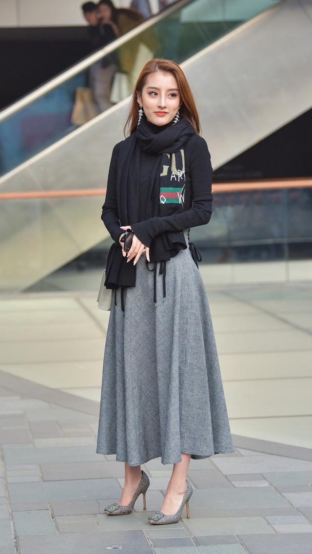 秋天 秋天这样穿半身裙,搭配黑色修身打底,完美修饰出好身材