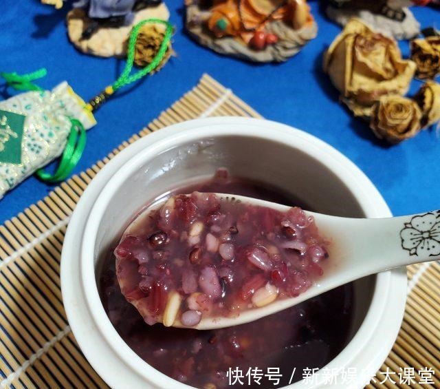 炖黑米粥,糯糯QQ,口感超好