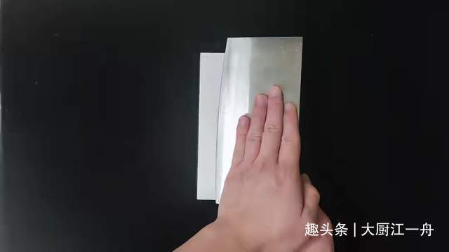 磨刀时,横磨还是竖磨大厨教你正确做法,旧刀立马变新刀