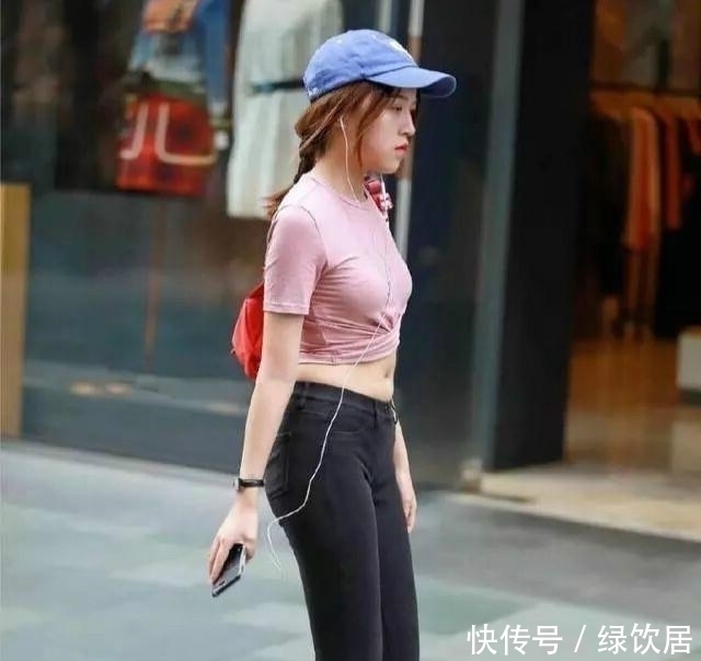 街拍牛仔裤的小美女,小肚腩有些许尴尬