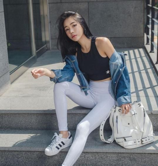 潇洒浪漫的打底裤美女,尽显女神的优雅气场