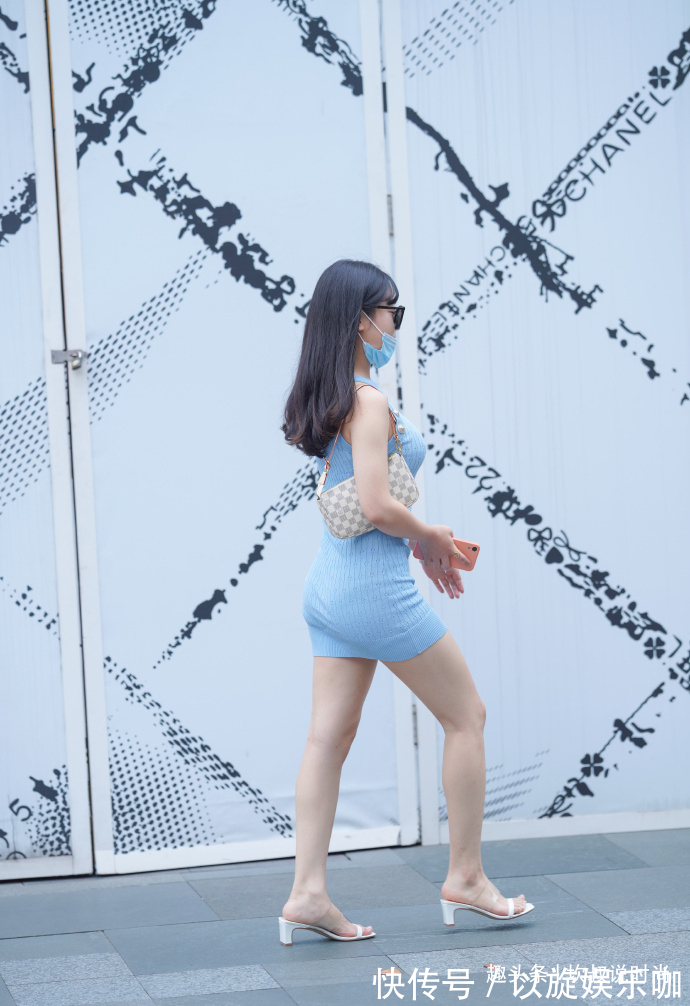 圆扣 是谁说修身就等于显胖?看看小姐姐的穿搭,一下子就明白了!