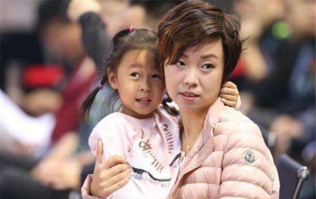 中国乒乓球队|40岁张怡宁宛如少女!大20岁富豪老公已成老头,很会哄老婆开心