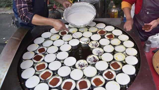 排队|先付钱再排队,10元6个,1天1500个不够卖,顾客围堵来抢着买