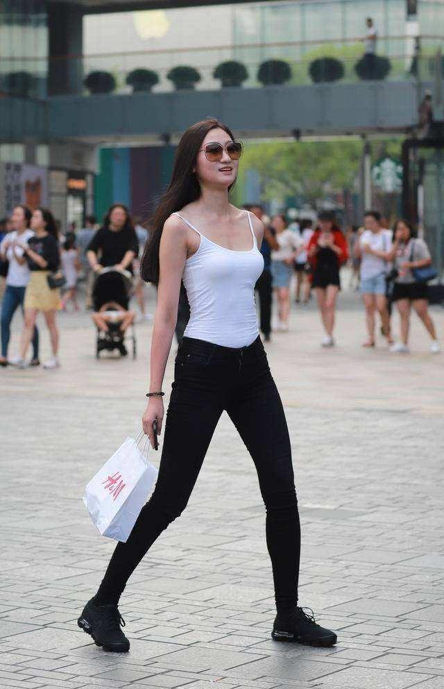 身姿 时尚太阳帽,黑色T恤搭配打底裤,贴身剪裁的让你更加的美丽