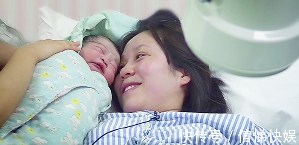 小宝宝|“最猴急”宝宝实至名归,刚出娘胎就要和妈妈握手,余生请多指教