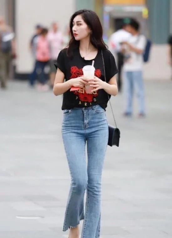 街拍环肥燕瘦的美女，黑色短袖配休闲牛仔裤，时尚魅力气质
