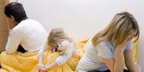 儿子|夫妻“亲热”被儿子撞见,接下来,爸爸的举动让人称赞