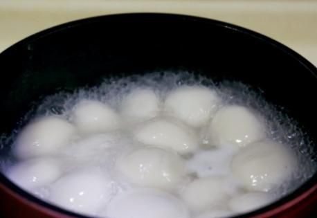 煮汤圆时,别开水直接下锅,多加1个步骤,汤圆个个弹牙不破皮