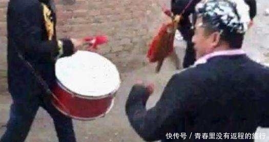 天新娘|大雨天新娘穿着婚纱走在泥巴路上, 新郎好尴尬,群众情绪失控