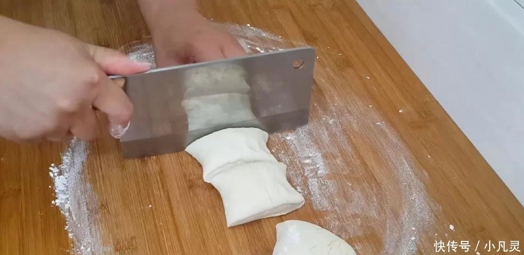 面粉|面粉这样做才最好吃,不用发面,出锅后个个鼓大泡,比油条都好吃