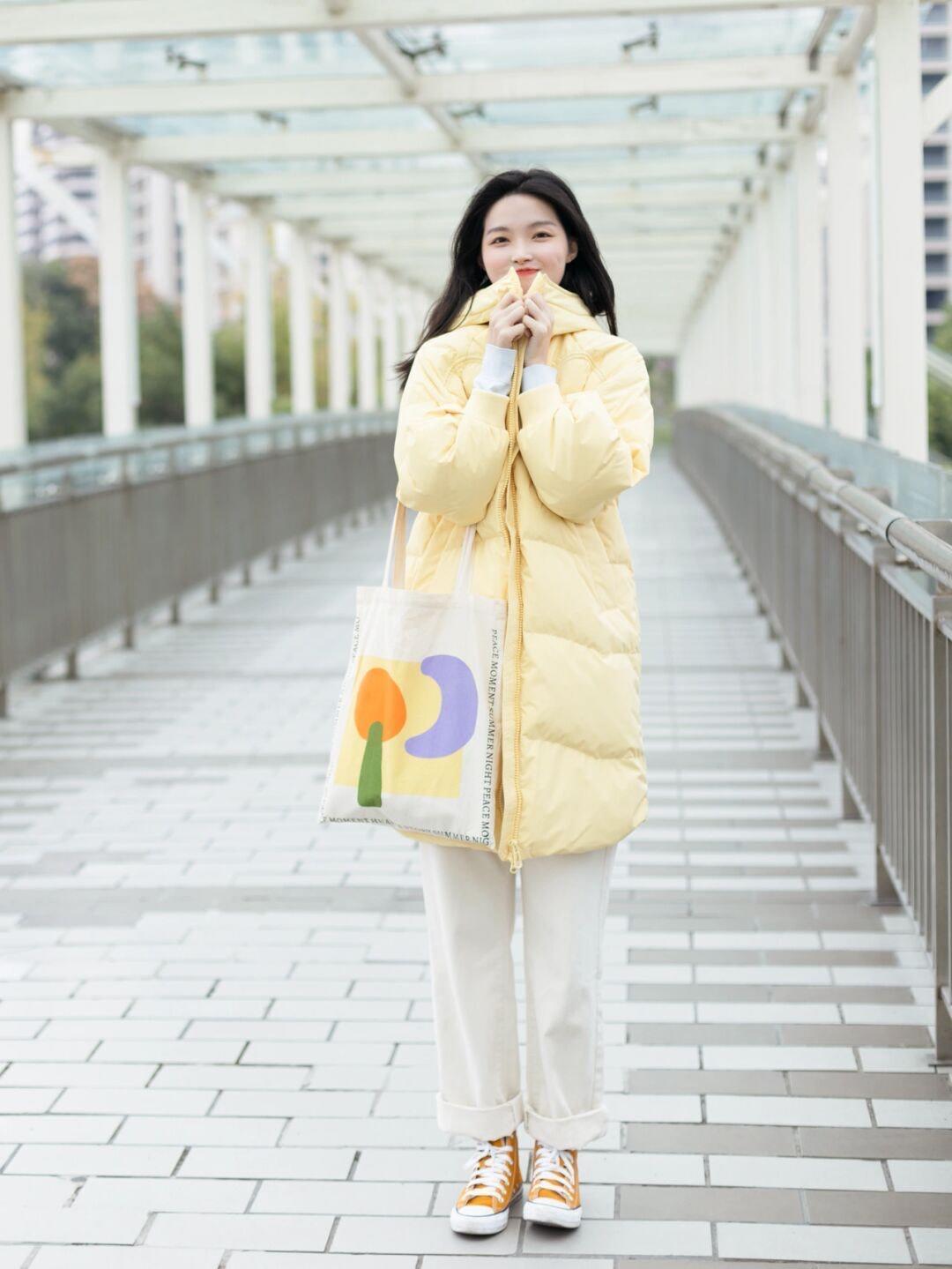 大衣|冬天就要穿得保暖还好看,蓝绿色大衣+白色西装裤,知性又优雅!