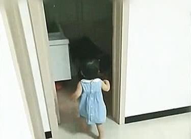 爸爸|爸爸喝醉睡在马桶上,妈妈生气不管,1岁女儿的举动不愧是小棉袄