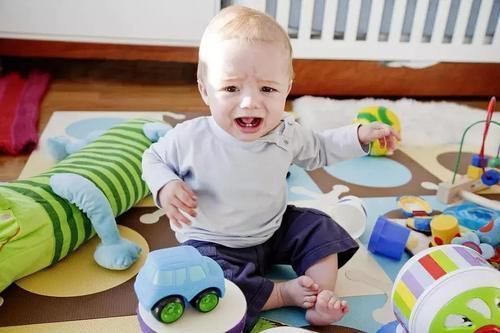 小汽车|妈妈将两岁儿子打倒,网友:超幼稚妈妈,这届父母真不省心