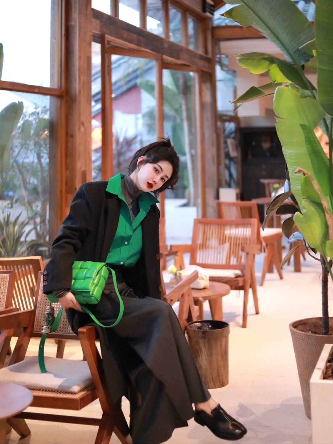 衬衫 一件简单的黑色大衣怎样穿出高级感?颜色搭配一定要选好,内搭绿色衬衫更时尚!