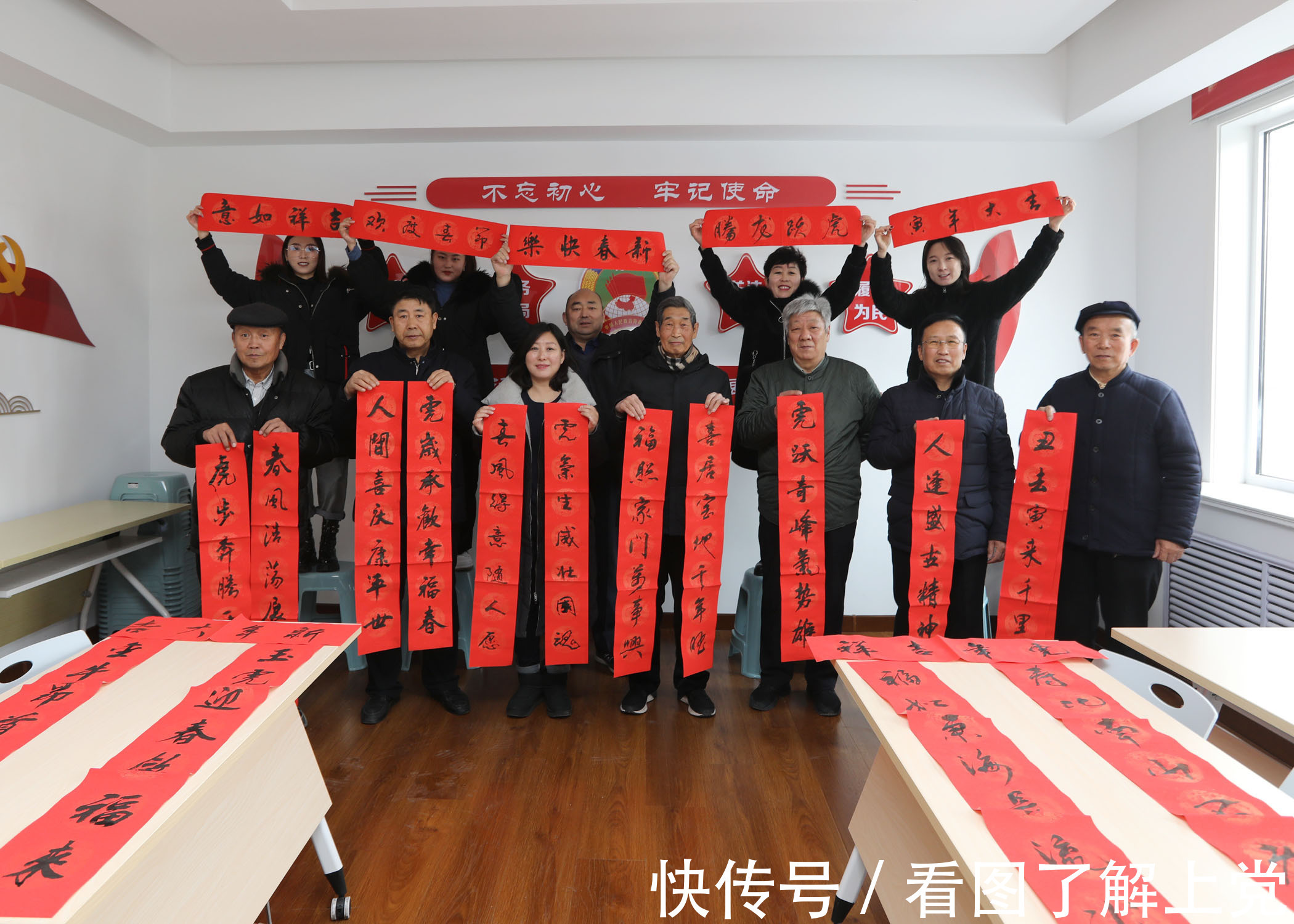 书法爱好!潞州区长兴社区组织书法爱好者写春联 把祝福送给居民