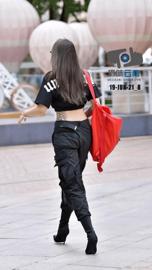 软妹子|露脐T恤搭配机车裤，凸显美女凹凸有致好身材！