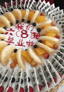 |搞笑GIF:伴娘你可真是有心计啊,这样藏鞋子谁能找得到啊