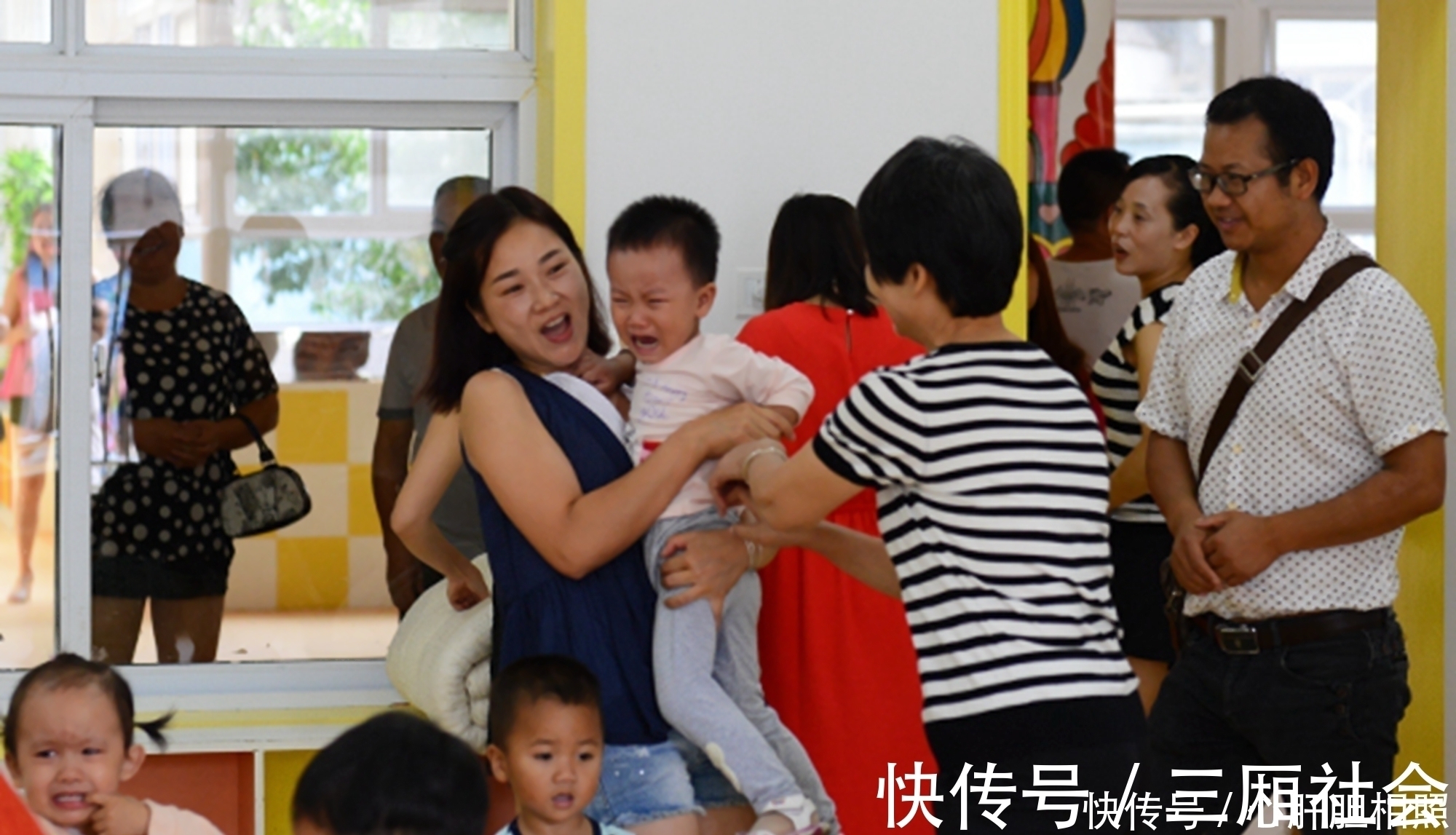 孩子|来幼儿园第一天不哭的孩子，大多来自于三种家庭，第一种最暖心