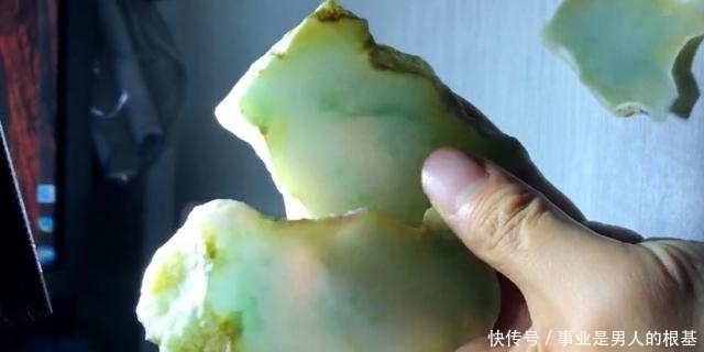 网友2000元买了个奇形怪状的大马坎翡翠原石,切出一对龙凤牌