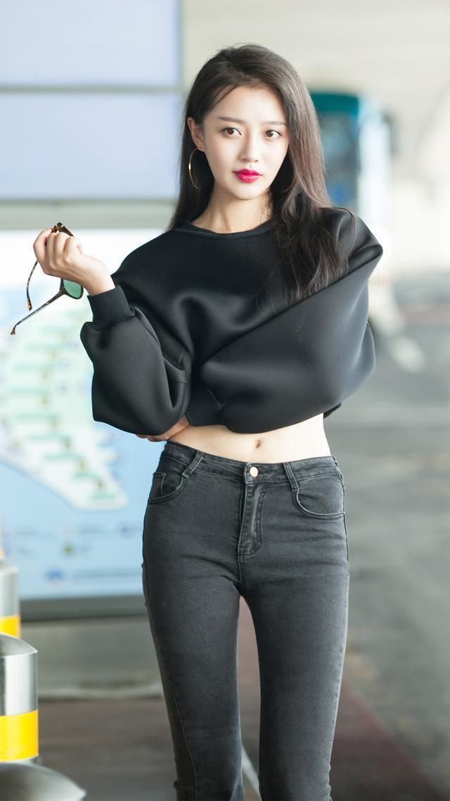 街拍|街拍:性感的紧身牛仔裤小姐姐,轻松穿出成熟女人味