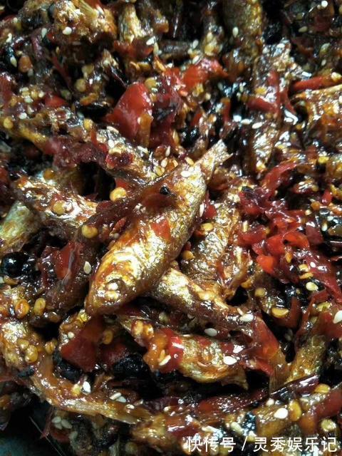 大排档|回老家,老公请同学来家吃夜宵,我做了6个下酒菜,3箱啤酒喝精光