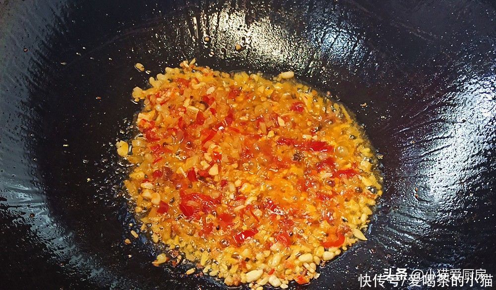 肉末|教你“肉末豆角”这么做，成菜酸甜微辣，用它来下饭相当的过瘾