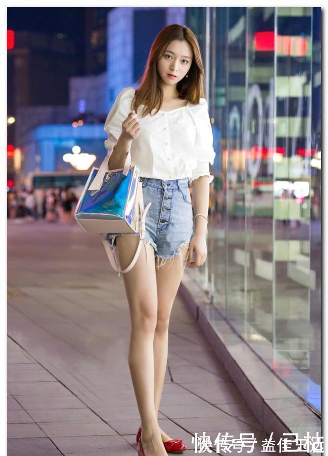 气质|街拍吊带黑色连衣裙的美女,显得高冷气质更具魅力