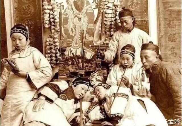 物品|在清朝的照片中,我们在很多场景里都会发现这件物品,无论男女