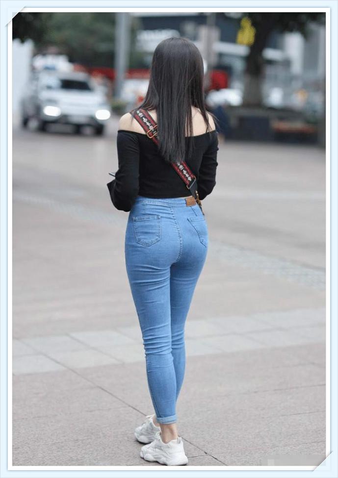 彰显|街拍:万万没想到,一字肩的上衣,这么彰显好身材吧?