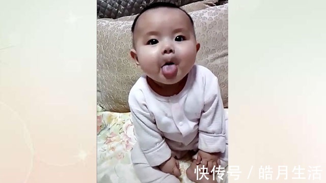 猫爸|宝宝坐在沙发上,伸舌头逗妈妈,网友:五个月就会坐了?