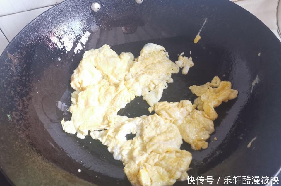 春天这菜再不吃就老了，简单一炒味道超好，孩子都能多吃一碗饭