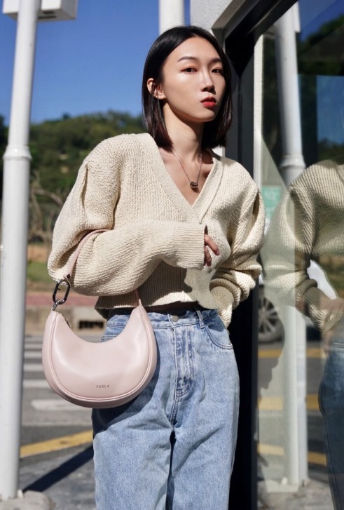 牛仔裤|人手一件的针织衫这样穿,保暖还高级,气质女神专属