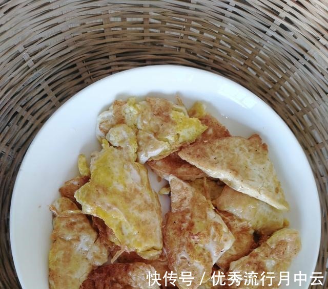 一块豆腐,两道菜,10元左右,小老百姓的小日子,就这么造!